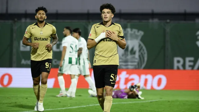 
                    EM DIRETO: Sporting goleia Rio Ave e salta para a liderança
                