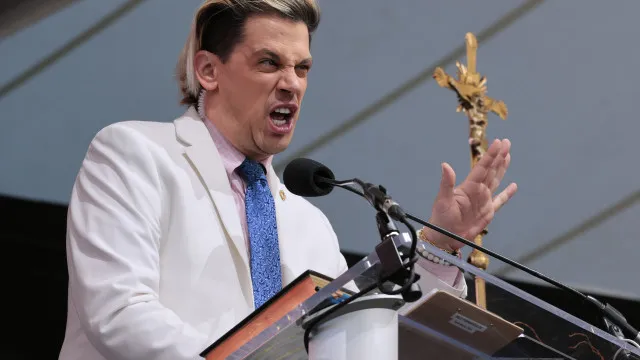 Provocador britânico de extrema-direita Milo Yiannopoulos detido pelo ICE