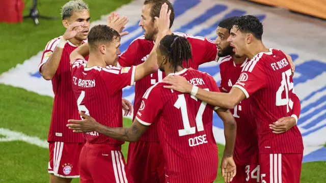 Bayern Munique inicia defesa do título com goleada