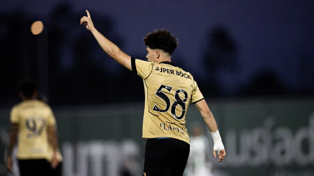 
                    Magia nos pés de Flávio Gonçalves leva Sporting a brilharete nos Arcos
                