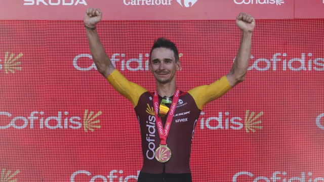 
                    Coquard vence 8.ª etapa da Vuelta e Mas sucede na liderança a Pogacar
                