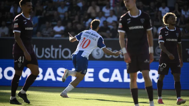 
                    EM DIRETO: Dragão recupera liderança em tarde com golos e lesões 
                