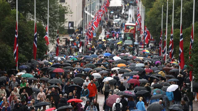
                    Dezenas de milhares prestam homenagem a Harald V em Oslo. Veja
                