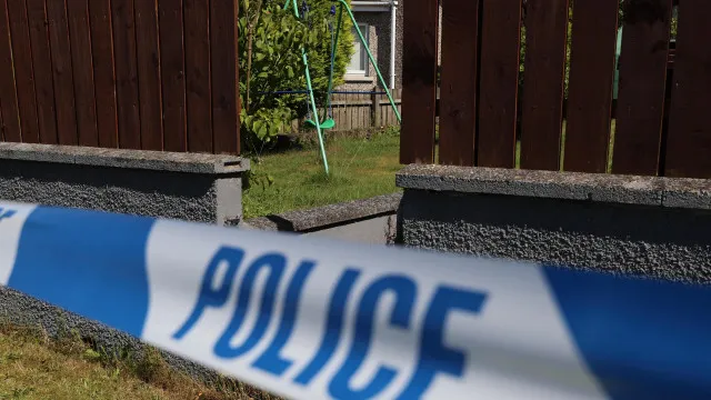 
                    Irlanda do Norte: Menina gravemente ferida encontrada junto a homem morto
                