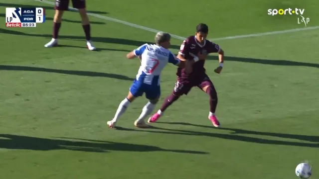 
                    André Silva colocou FC Porto a vencer em Viseu. Académico reclamou falta
                