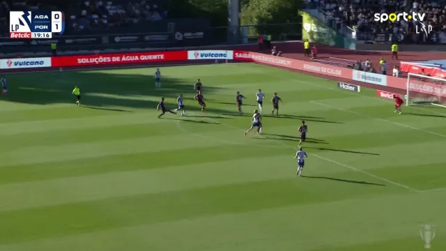 
                    Gabri Veiga imparável. O golo que dilatou a vantagem do FC Porto em Viseu
                