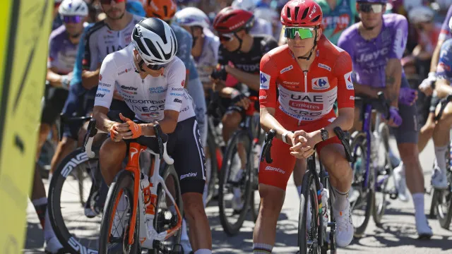 
                    Vuelta: Diretor da UAE diz que Pogacar caiu enquanto bebia água
                