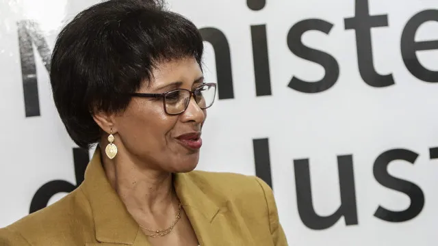 
                    Oposição cabo-verdiana apoia candidatura presidencial de ex-ministra
                