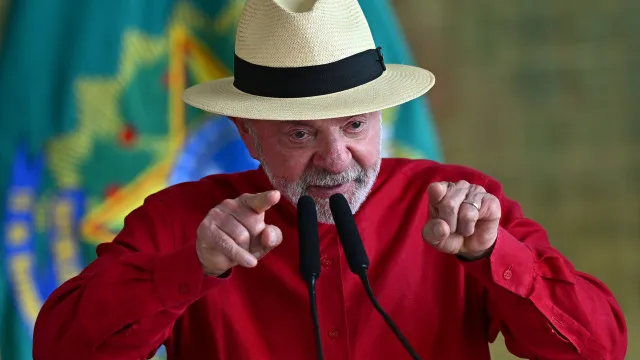 
                    Lula e Flávio Bolsonaro iniciam propaganda eleitoral com ataques mútuos
                