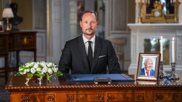 
                    Rei da Noruega homenageia pai enquanto milhares choram morte de Harald V
                