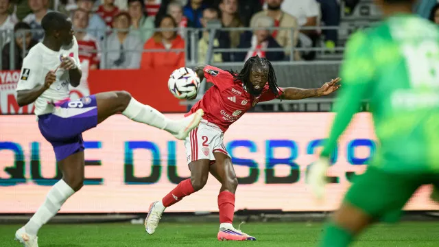 
                    Lyon falha liderança isolada na Ligue 1 ao empatar em casa com o Le Havre
                