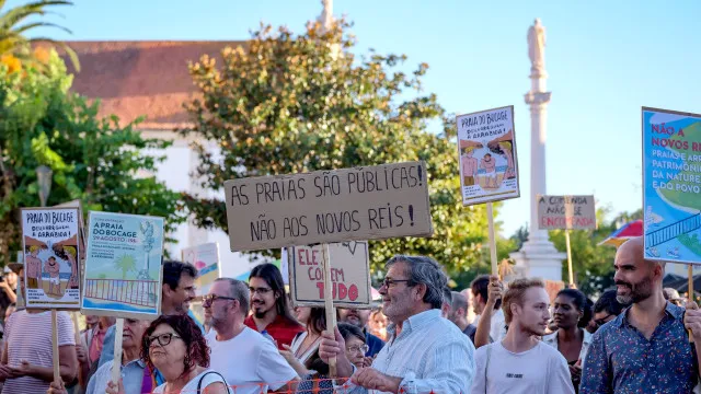
                    Protesto contra privatização de praias da Arrábida reúne 
