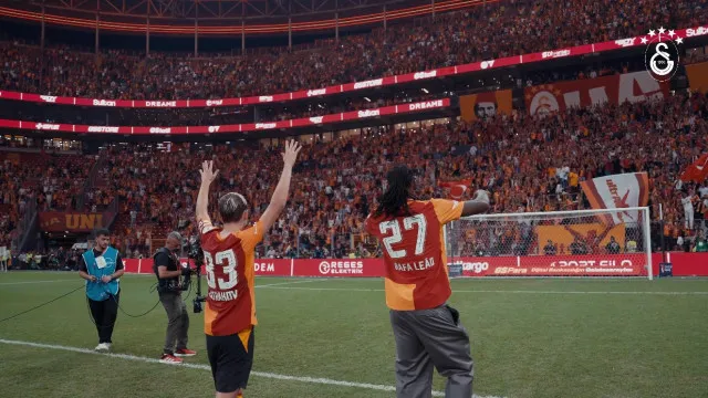 
                    Leão ainda não foi oficializado no Galatasaray, mas já lidera festejos
                