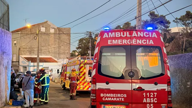 
                    Condutor foge após colisão com mota em Camarate. Vítima hospitalizada
                