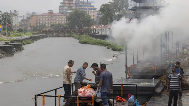 
                    Nepal alerta para subida do nível da água na área afetada por enxurrada
                