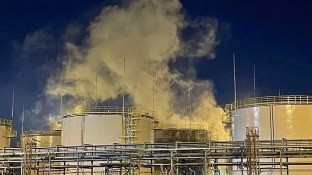 
                    Ataque com drone provoca incêndio em refinaria no noroeste da Rússia
                
