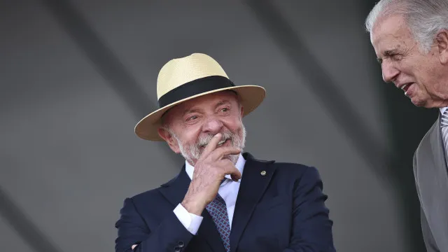 
                    Brasil: Eleições com ex-futebolistas, atores e sósias de Lula e Bolsonaro
                