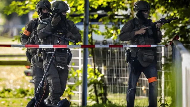
                    Polícia suíça mobilizada para localizar quem matou jovem em rave
                