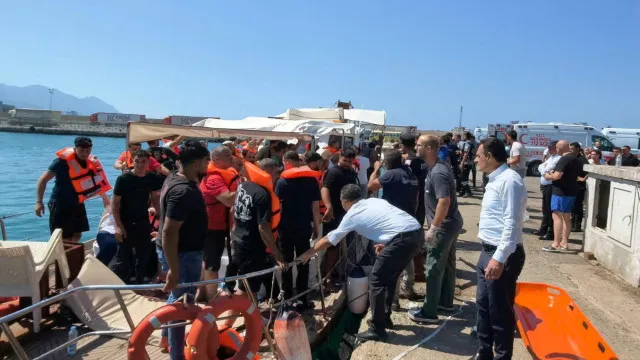 
                    Ferry com cerca de 270 pessoas a bordo naufraga no Chipre. Há 7 mortos
                