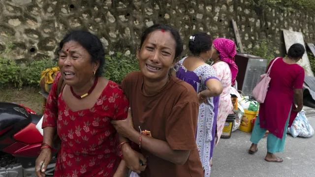 
                    Número de mortos no Nepal chega aos 804. Mais de 3 mil desaparecidos
                