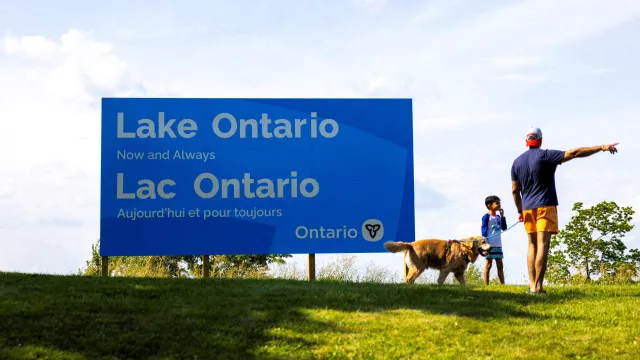 
                    Canadá inaugurou cartaz gigante no Lago Ontário. Trump já respondeu
                