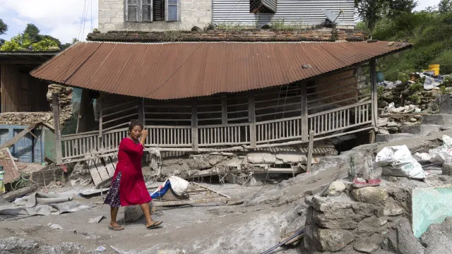 
                    Nepal enterra mortos após devastadoras inundações
                