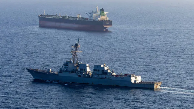 
                    EUA reclamam desvio de mais de 80 navios após bloqueio a portos iranianos
                