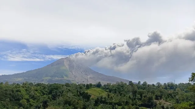
                    Vulcão entra em erupção na Indonésia após dias de intensa atividade
                