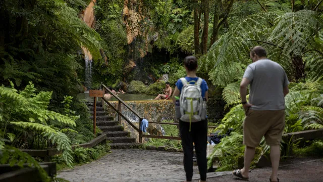 
                    Número de dormidas turísticas baixa há 10 meses consecutivos nos Açores
                