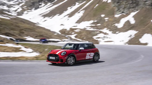 
                    Chega a nova edição da MINI que celebra história e já sabemos os preços
                