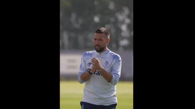 
                    Farioli recebe boa notícia e chama miúdos ao treino no FC Porto
                