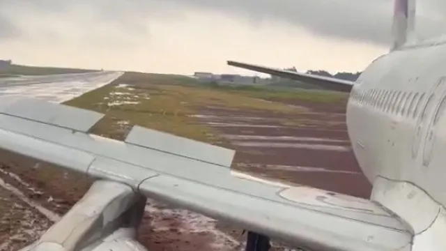 
                    Avião sai da pista e fica atolado na lama em aeroporto no Brasil
                