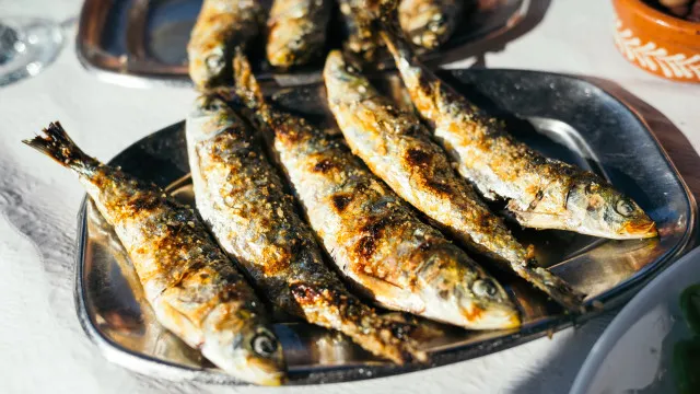 
                    Sardinhas assadas na frigideira: Como cozinhar sem fumo e sem sujar
                