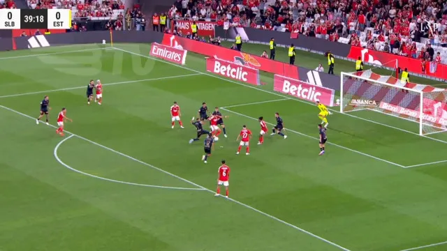 
                    Pé quente. Pavlidis abriu a contagem do Benfica com gesto impressionante
                