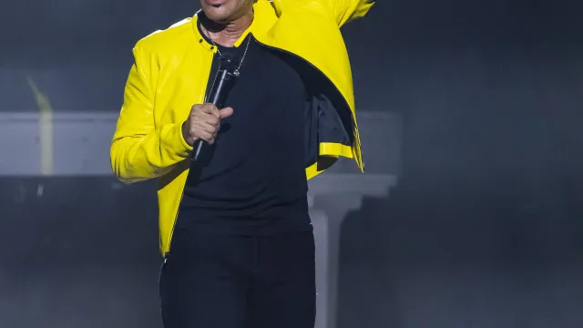 
                    Lionel Richie nos cuidados intensivos após sentir-se mal em concerto
                