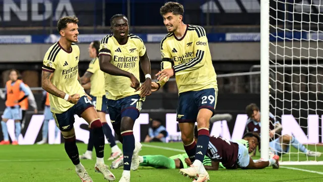 
                    Arsenal mantém início perfeito na Premier após vitória sobre Aston Villa
                