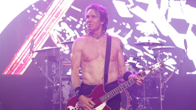 
                    Aos 77 anos, cantor Rick Springfield torna-se viral pela sua forma física
                