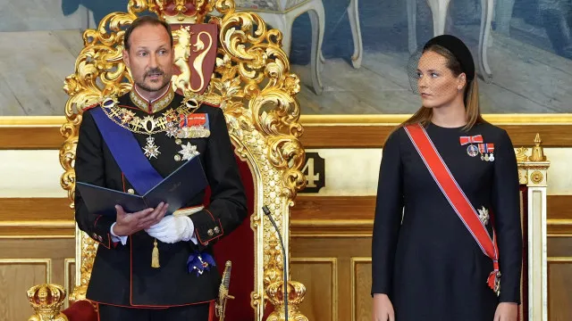 
                    Haakon VIII é oficialmente rei da Noruega após prestar juramento. Fotos
                