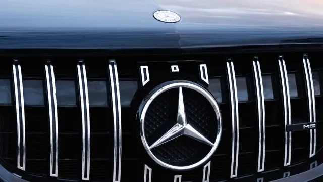 
                    Mercedes pode gastar mil milhões de euros com recompra de ações
                