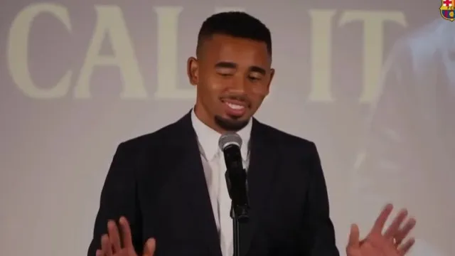 
                    Insólito. Gabriel Jesus solta palavrão em plena apresentação no Barcelona
                