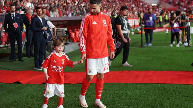 
                    A doença rara do menino que entrou em campo com Rafa e emocionou a Luz
                