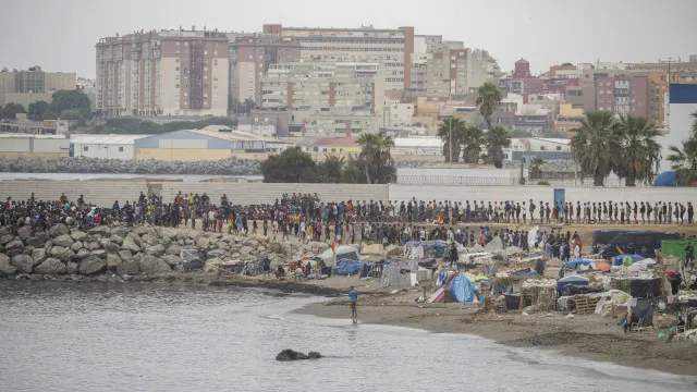 
                    Centenas de residentes de Ceuta voltam a manifestar-se contra imigrantes
                