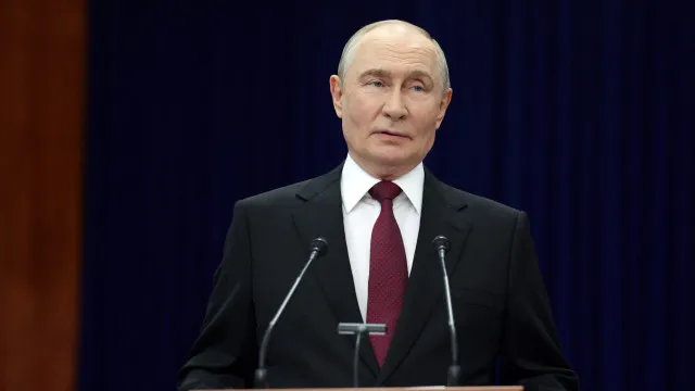 
                    Putin inspeciona exercícios militares russos na cordilheira dos Urais
                