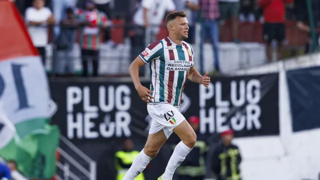 
                    Sydney van Hooijdonk ruma ao Zwolle por empréstimo do Estrela da Amadora
                