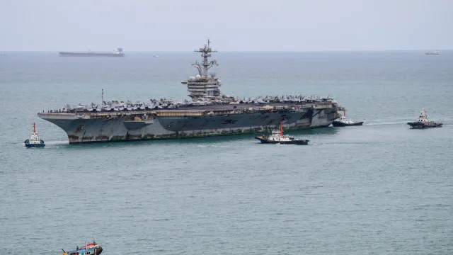
                    Porta-aviões USS Lincoln regressa à base em San Diego após missão
                