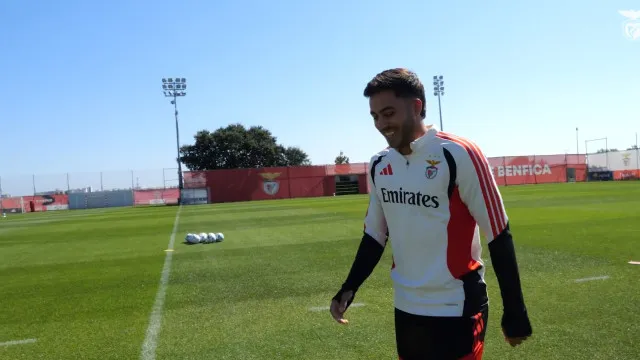 
                    El Karouani com dia em cheio no Benfica. Muito sorrisos e... praxe
                