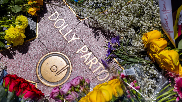 Estrela de Dolly Parton no Passeio da Fama vandalizada. A reparação
