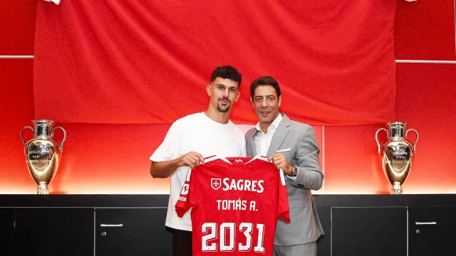 
                    Defesa central Tomás Araújo renova com Benfica até 2031
                