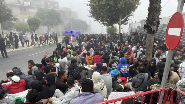 
                    Polícia espanhola aponta apoio de agentes marroquinos na entrada em Ceuta
                