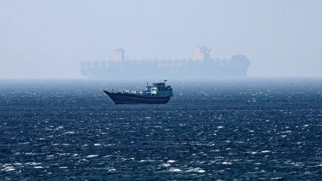 
                    Petróleo volta a fluir por Ormuz perto dos níveis anteriores à guerra
                